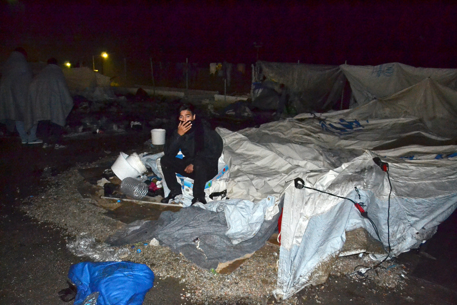 Πρόσφυγες και μετανάστες παραμένουν έξω από τις σκηνές τους σπό το HOT SPOT της Μόριας όπου από φωτιά που προκλήθηκε πιθανά από ατύχημα είχαμε δύο νεκρούς και δύο τραυματίες Παρασκευή 25 Νοεμβρίου 2016. Δύο νεκροί και δύο σοβαρά τραυματισμένοι είναι ο απολογισμός από έκρηξη, πιθανά φιάλης υγραερίου, στο hot spot της Μόριας στη Μυτιλήνη. Από την έκρηξη έχουν σκοτωθεί μία γυναίκα και ένα παιδί, ενώ σοβαρά εγκαύματα έχουν υποστεί άλλη μια γυναίκα και ένα παιδί. Η φωτιά που ακολούθησε της έκρηξης κατακαίει μεγάλο μέρος του καταυλισμού και έχει πάρει μεγάλη έκταση –κατά πολύ μεγαλύτερη από την προηγούμενη που είχε καταγραφεί- με αποτέλεσμα πολλοί μετανάστες να είναι εκτός του κέντρου. ΑΠΕ ΜΠΕ/ΑΠΕ ΜΠΕ/STR