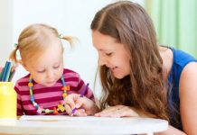 Βρεφονηπιοκόμος αναλαμβάνει φύλαξη παιδιών, με διάφορες δραστηριότητες, στο χώρο της