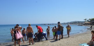 ΔΕΙΤΕ ΦΩΤΟ Οι πρώτες βοήθειες έσωσαν συμπολίτη μας το πρωί στην παραλία στο Ψαλίδι