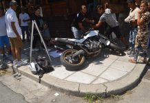 Το ατύχημα της ημέρας: ΙΧ και μηχανάκι που ακολουθούσε «στριμώχτηκαν» στη στροφή (ΦΩΤΟ)