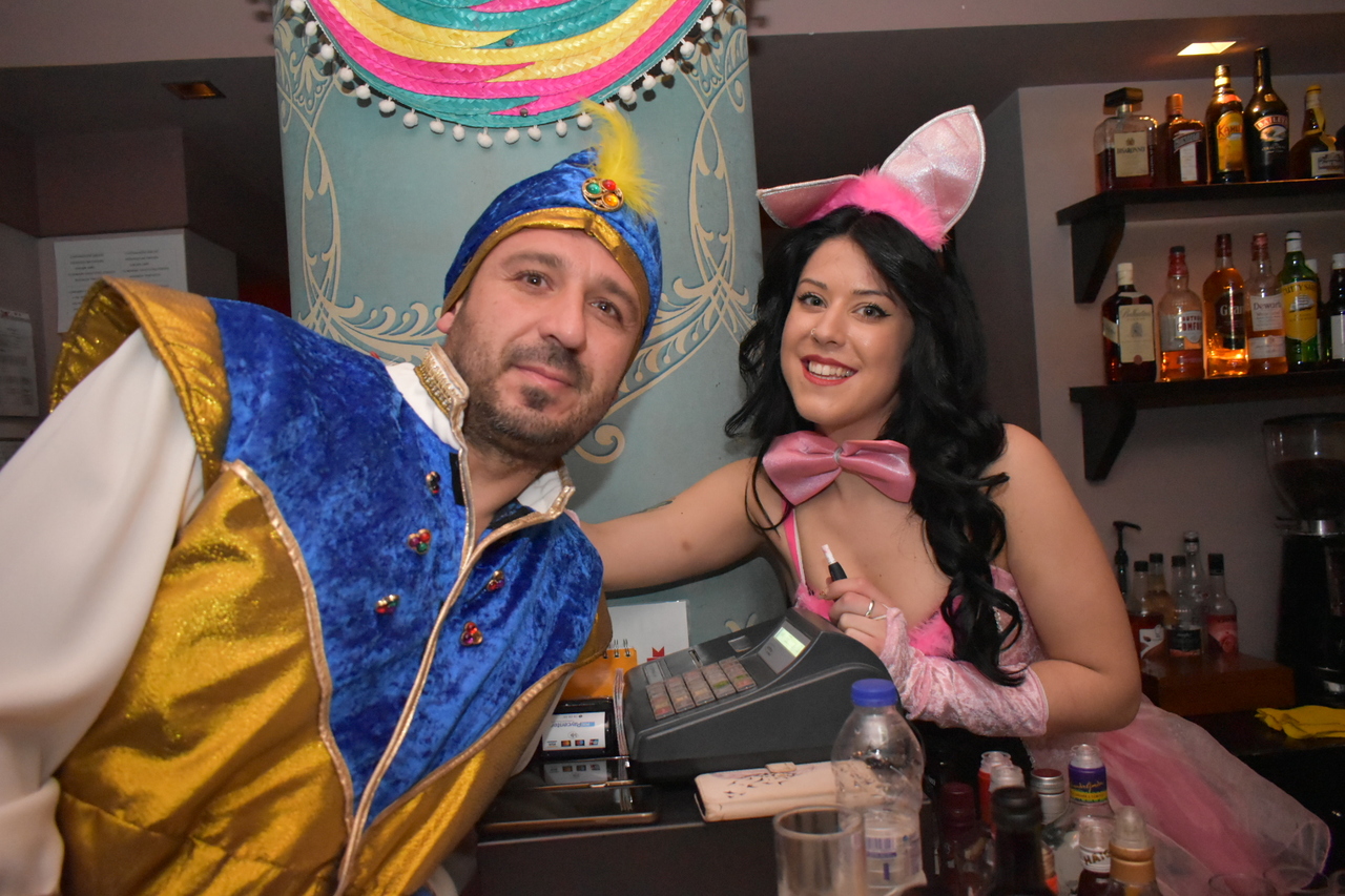 ΔΕΙΤΕ ΦΩΤΟ Το μασκέ πάρτυ του ΔΙΑΣ στο Chill out στο Μαστιχάρι | AegeaNews